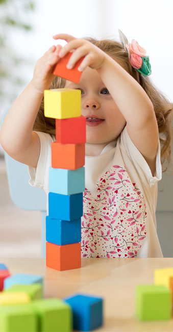 Enfants en activité de motricité libre à Chalamômes